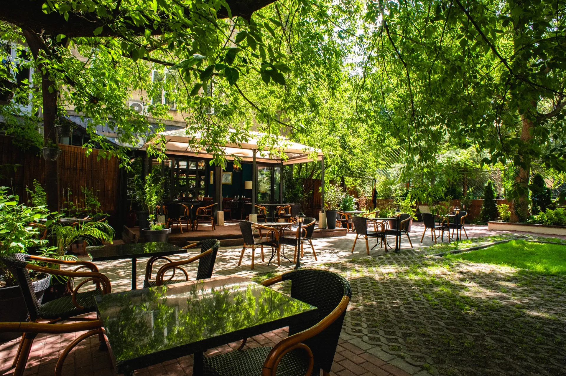 Letni ogród restauracji HOŻA Steakhouse w Warszawie