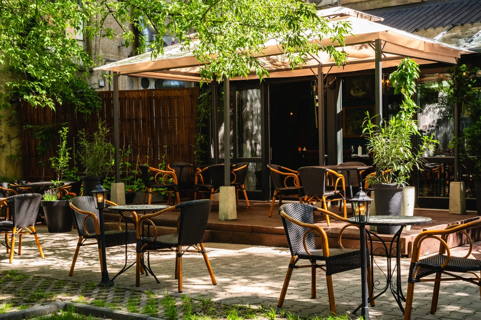 Zadaszony taras w letnim ogrodzie HOŻA Steakhouse